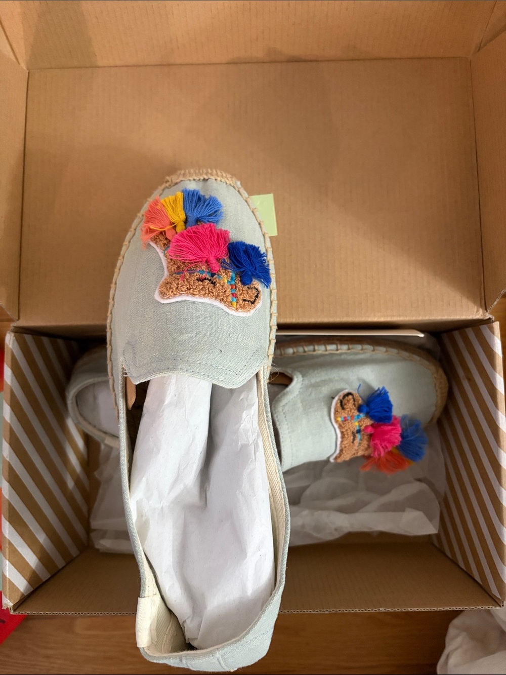 NIB Soludos Light Chambray Espadrilles with Multicolor Llama Tassel Patch
